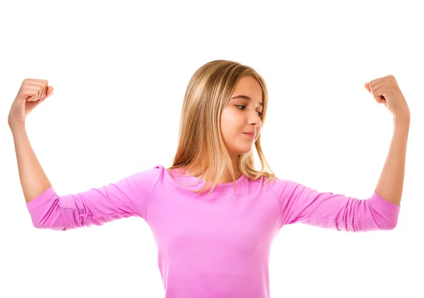 Молода дівчина-підліток показує її м'язисту руку для жіночої і незалежної строгої, ізольованої — стокове фото