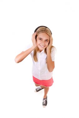 Güzel genç kız izole kulaklık ile eğlenceli yüksek açı tam vücut portresi