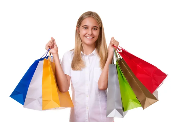 Feliz adolescente en camisa blanca con bolsas de compras, aislado —  Fotos de Stock