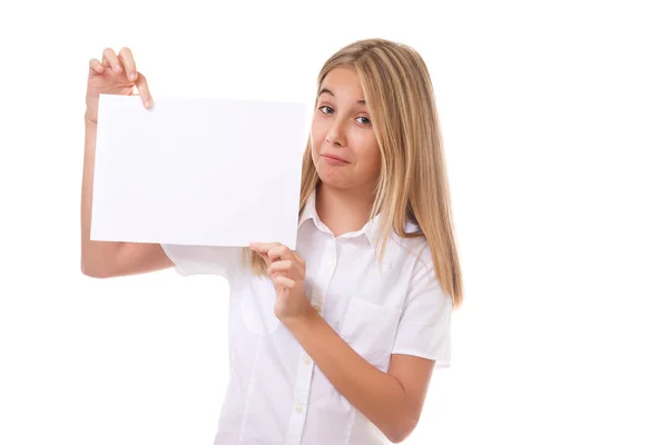 Adolescent ludique fille en chemise blanche tenant un tableau de communication blanc, isolé — Photo