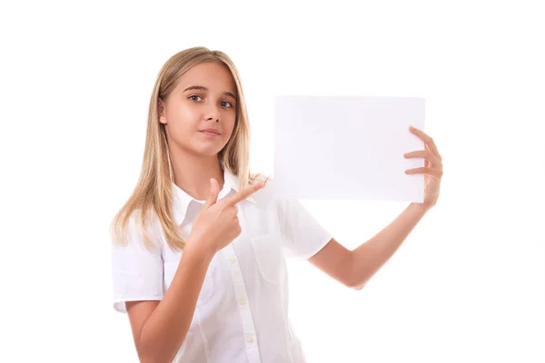 Hermosa chica adolescente en camisa blanca señalando el cartel publicitario, aislado —  Fotos de Stock