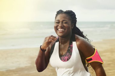 Neşeli Afrikalı atlet açık egzersiz sırasında sahilde koşu 