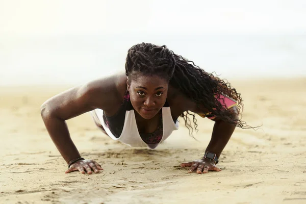Şınav fitness Afrikalı kadın plajda dışarıda şınav.