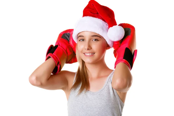 Спортивна щаслива молода дівчина в різдвяному капелюсі Санта з бойовими рукавичками, ізольована — стокове фото