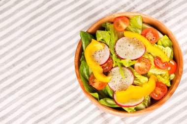 Üstten Görünüm pamuk peçete arka planda salataya kadar kapatın