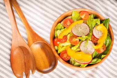 Pamuk peçete arka plan üzerinde taze sağlıklı salata Üstten Görünüm.