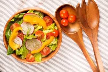 Taze sağlıklı salata cos marul, domates, dolmalık biber, turp üstten görünüm pamuk peçete arka plan üzerinde kapat