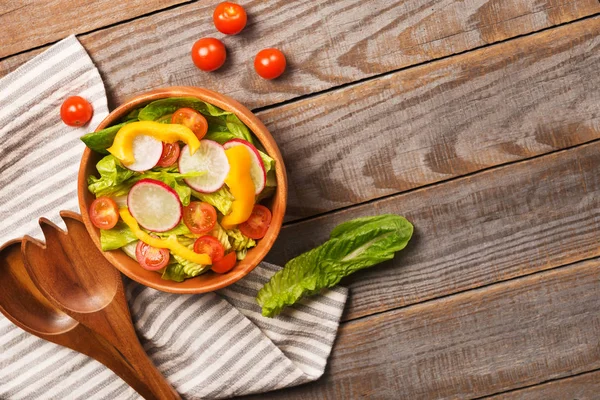 Taze sağlıklı Salata marul, domates, biber, turp ahşap arka plan üzerinde