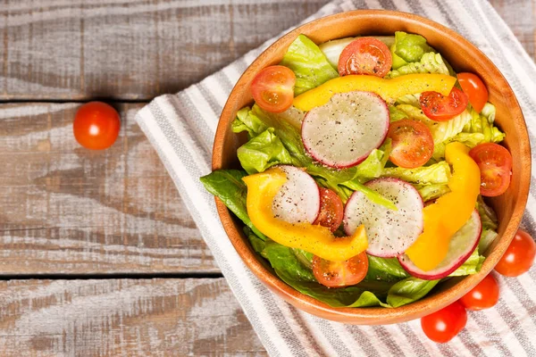 ahşap masa ve pamuk peçete salataya kadar kapatın