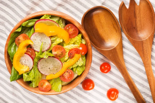 Çünkü marul, domates, pamuk peçete arka plan üzerinde raddish üstten görünüm ile salata taze sağlıklı yakından.