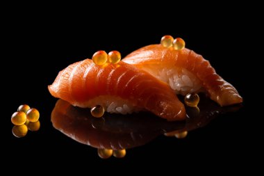 Closeup kompozisyon taze somon balığı suşi üstüne havyar ile