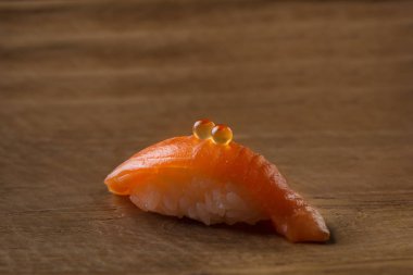 sashimi suşi ahşap arka plan üzerinde kapat.