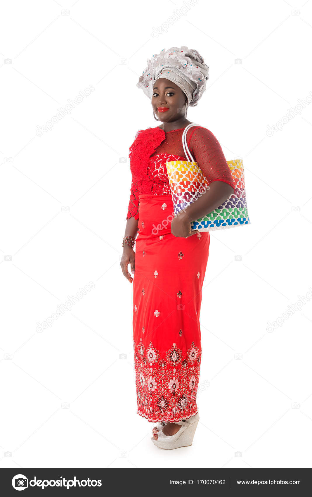 Diskret Turist generøsitet Smuk afrikansk kvinde går i traditionel rød tøj med totalisatorspil taske,  isoleret — Stockfoto © len4ik40 #170070462