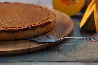 kabak pasta ve rustik ahşap zemin üzerine taze kabak