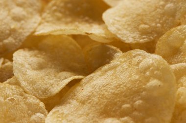 Patates cipslerini ahşap arka planda kapat