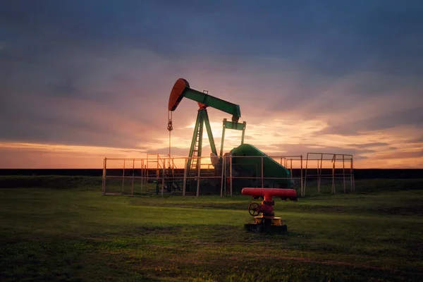 La bomba de aceite, equipo industrial con puesta de sol — Foto de Stock