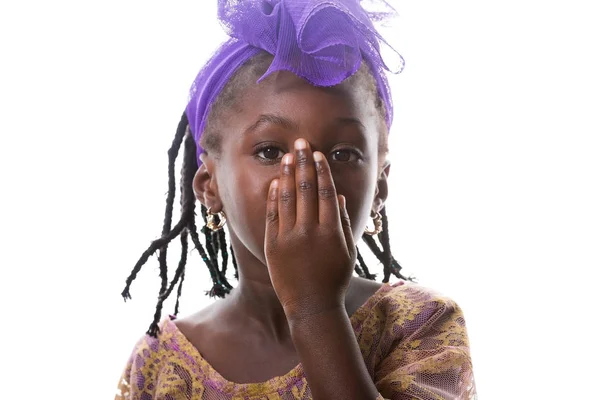 Портрет прекрасной африканской маленькой девочки закрывает лицо собственной руки в фиолетовом костюме — стоковое фото