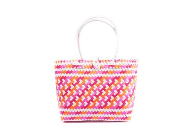 parlak kadar hasır kadının kadın çantası, beyaz arka plan üzerinde izole kapatmak