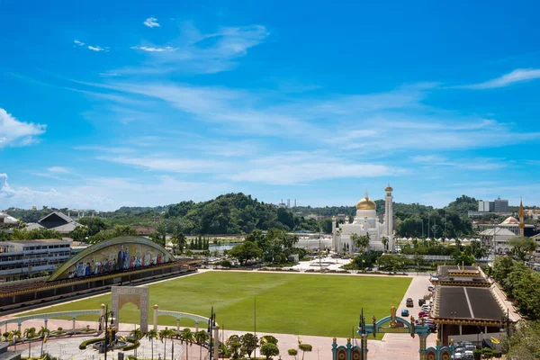 Vista para a mesquita Sultan Omar Ali Saifuddin em Brunei Darussalam — Fotografia de Stock