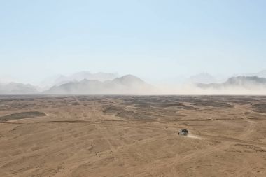 Mısır çölde jeep Safari dağlar ile peyzaj