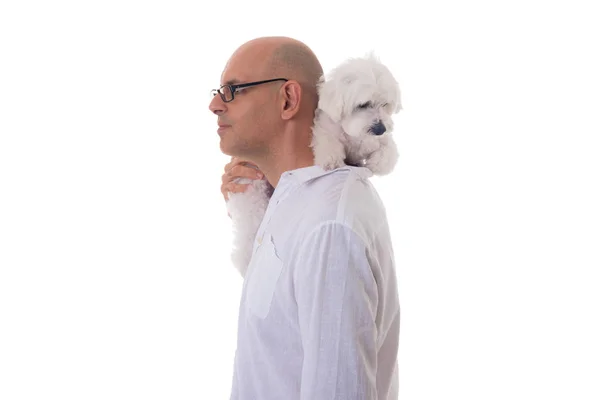 Portret van een man bedrijf maltese hond op zijn nek in profiel, geïsoleerd — Stockfoto