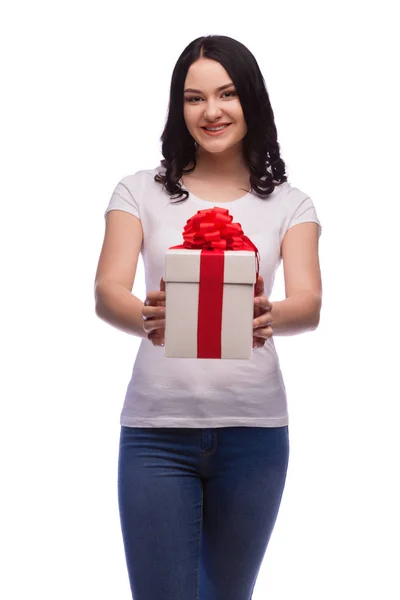 Lächelnde Frau hält eine Geschenkschachtel, isoliert — Stockfoto