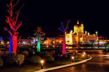 Sultan Ömer Ali Saifuddin Camii Brunei Darussalam gece zaman içinde