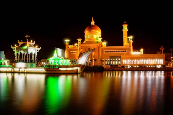 Sułtana Omara Ali Saifuddina Meczet w Brunei Darussalam w porze nocnej — Zdjęcie stockowe