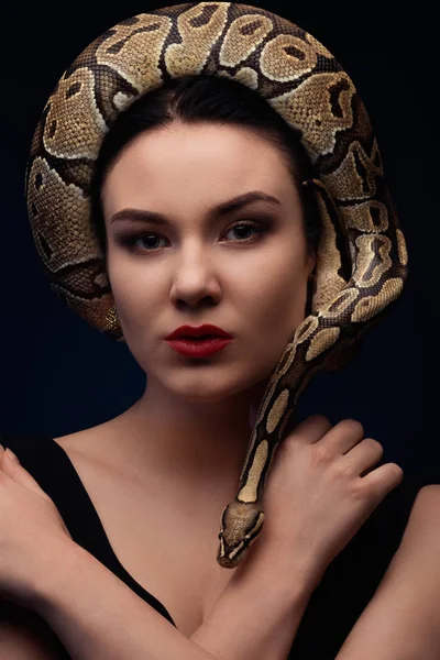 Закрыть портрет женщины со змеей вокруг головы — стоковое фото