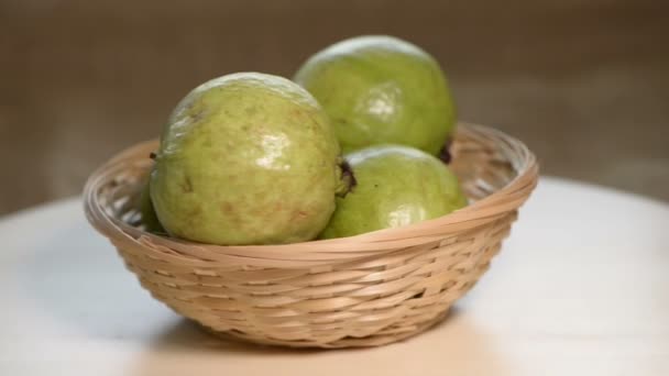 Guava Roterar Liten Korg — Stockvideo