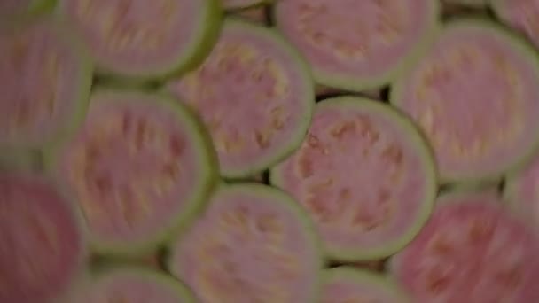 Segmenten Voor Verse Guava Draait Sneller — Stockvideo