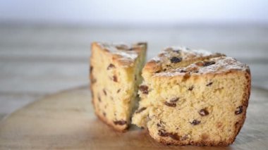 ahşap tahta üzerinde dilim kek