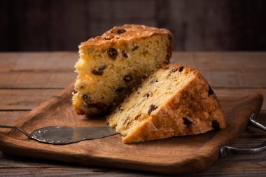 ahşap plaka üzerinde ev yapımı kek dilimleri