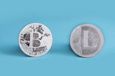 bitcoin ve litcoin gümüş sikke yakın çekim
