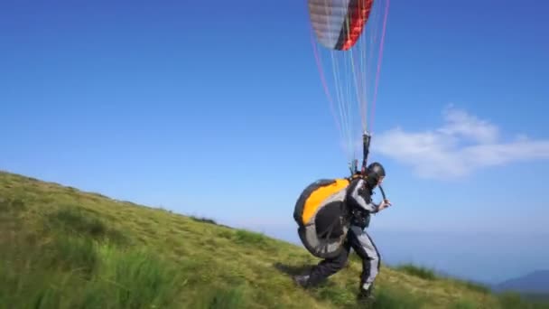 Італія Моттароне Липня 2019 Людина Починає Літати Горах Парашутом Сонячний — стокове відео
