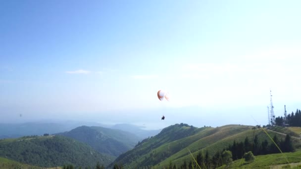 Αλεξίπτωτο Πλαγιάς Ηλιόλουστη Μέρα Πετούν Πάνω Από Βουνά Ιταλία — Αρχείο Βίντεο