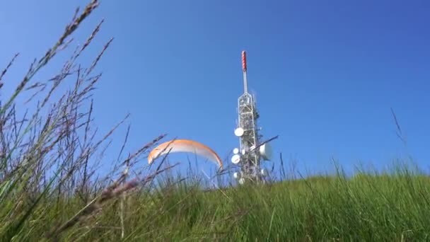 Parapente Día Soleado Volando Monte Mottarone Contra Cielo Azul Italia — Vídeos de Stock