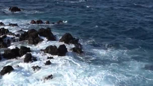 Une Vague Crête Blanche Écrase Sur Des Roches Lave Noire — Video