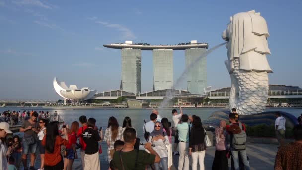 Singapore July 2019 랜드마크의 마리나 메리온 돌아다니는 사람들 — 비디오