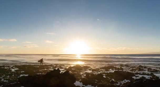 Timelapse Coucher Soleil Doré Sur Océan Silhouette Des Surfeurs Marchant — Video