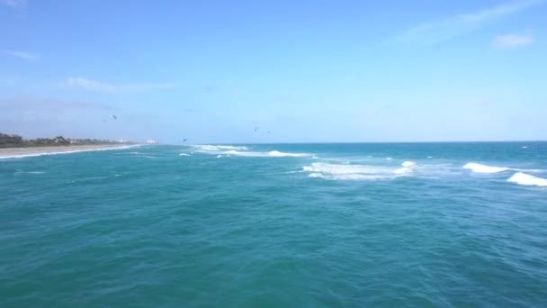 Atlantik Okyanusunun Mavi Gökyüzü Suyu — Stok video