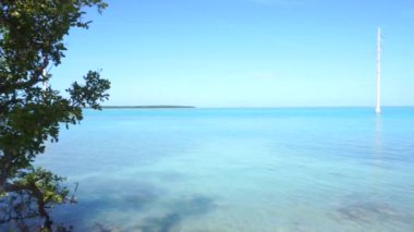 Su üzerindeki elektrik hatları Florida Key, Route 1, Usa 'daki deniz aşırı otoban boyunca uzanır.