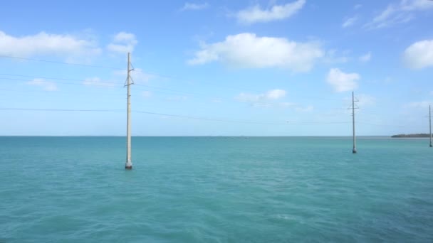 Linhas Energia Sobre Água Longo Estrada Cênica Ultramarina Florida Key — Vídeo de Stock