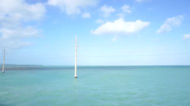 Su üzerindeki elektrik hatları Florida Key, Route 1, Usa 'daki deniz aşırı otoban boyunca uzanır.