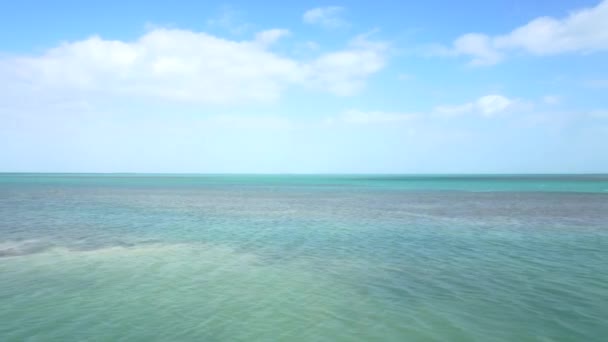 Zatažená Modrá Obloha Odlétá Obzoru Nad Modrou Hladinou Oceánu Malým — Stock video