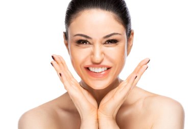 Neşeli güzel kadın portresi, yakından. Güzel cilt bakımı konsepti. Beyaz arkaplanda izole