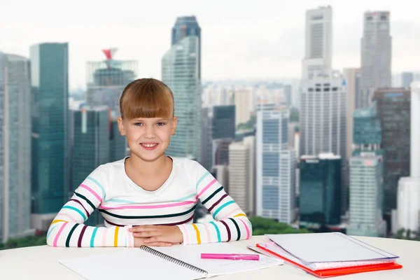 Освіта Люди Діти Концепція Школи Маленька Студентка Сидить Столом Блокнотами — стокове фото