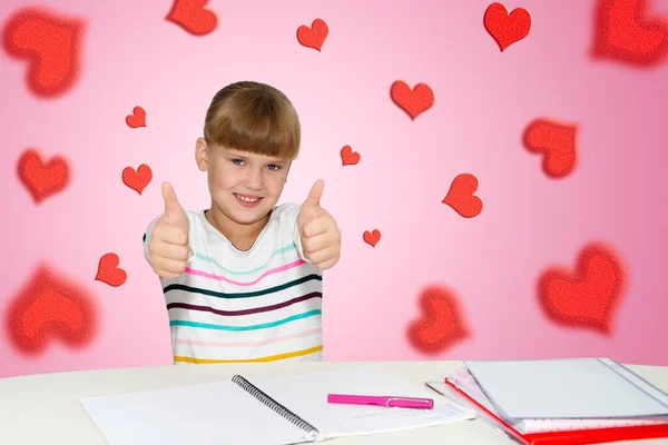 Люди Дети Школьная Концепция Маленькая Студентка Показывает Большие Пальцы Розовом — стоковое фото