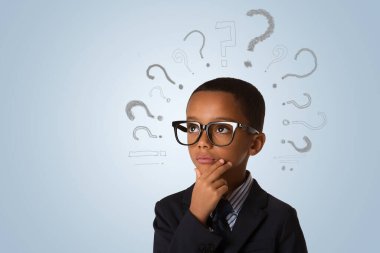 Yakışıklı, Afro-Amerikan, gözlüklü ve mavi arka planda bir sürü soru işareti olan küçük çocuk. Fikir, karmaşa ve çözüm kavramı