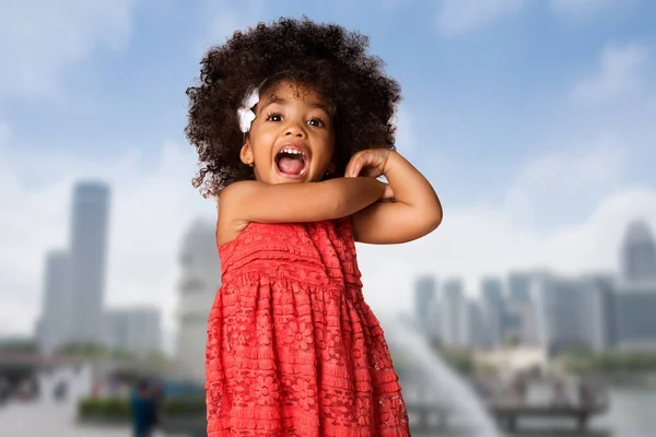 Jeugd Mensen Concept Vrolijke Gelukkig Afrikaans Amerikaans Klein Meisje Singapore — Stockfoto